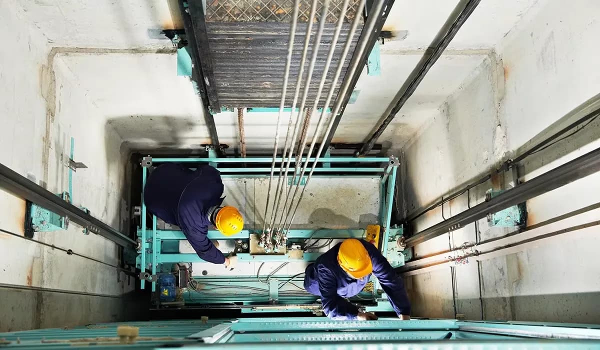 Dépose d'un appareil élévateur dans une gaine existante en bâtiment tertiaire