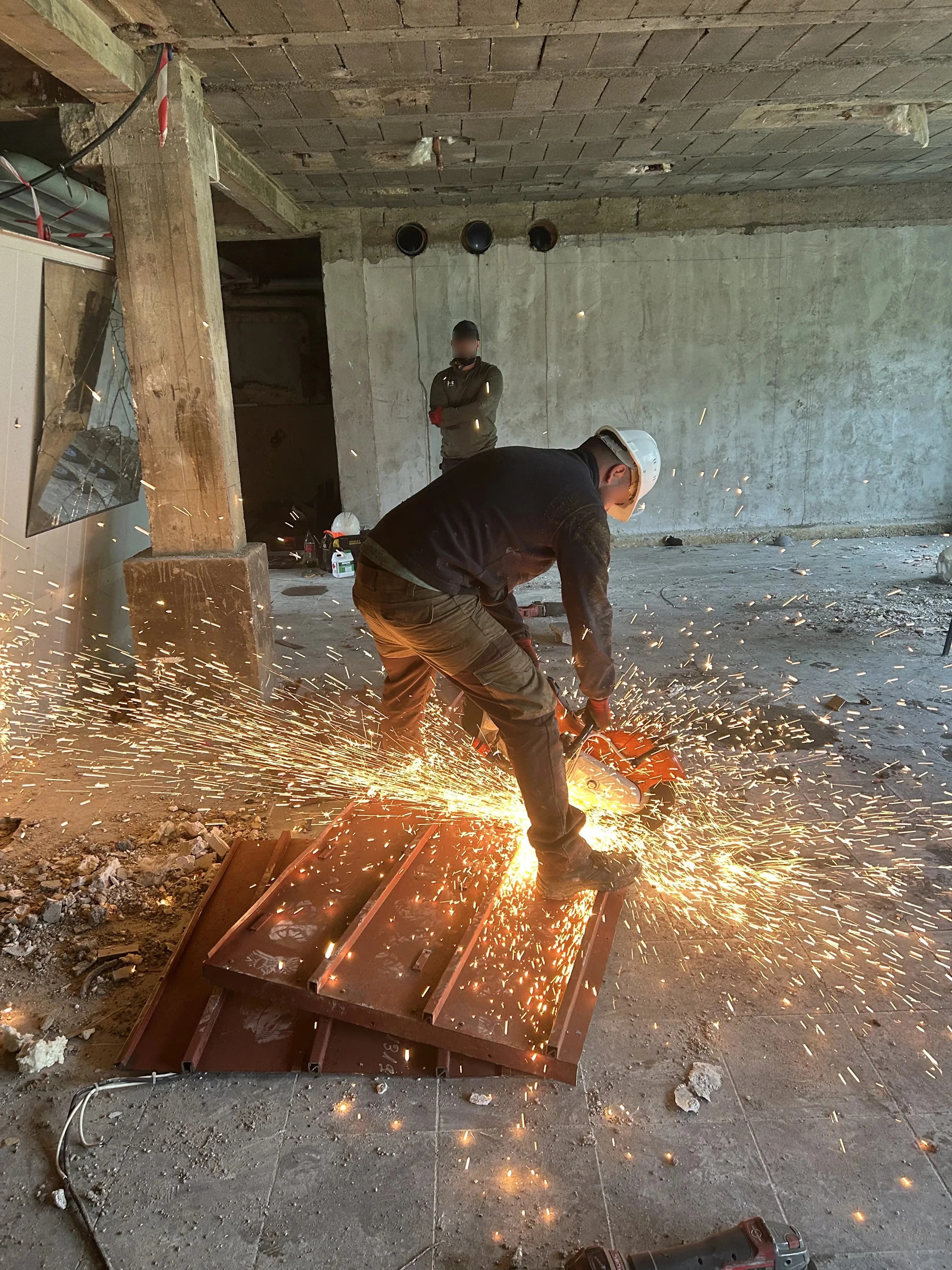Séquencer la phase métal - Lecture de structure, ordre de coupe et logistique d'évacuation sont établis avant toute intervention. Le phasage validé en amont permet de tenir le planning sans perturber les autres corps d'état.